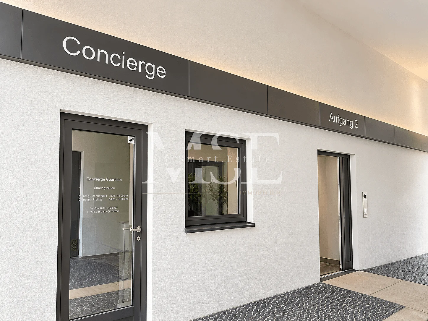 Concierge-Eingang mit Wegweiser
