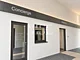 Concierge-Eingang mit Wegweiser