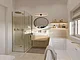 Badezimmer mit Wanne und Dusche
