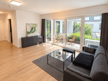 Helles Wohnzimmer mit Blick zur Terrasse