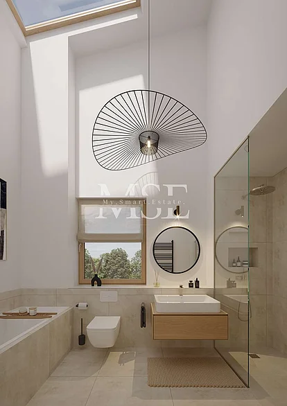 Badezimmer mit ca. 5 Meter Deckenhöhen