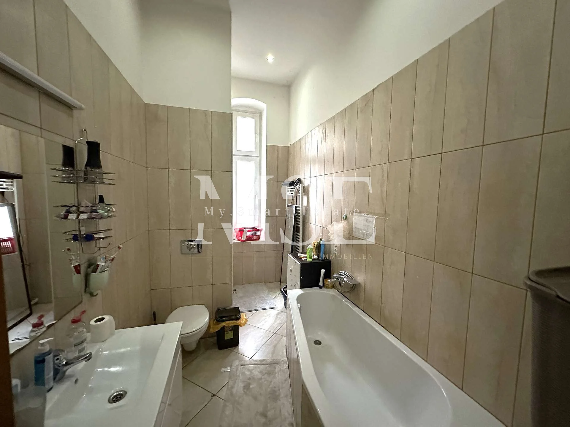 Badezimmer mit Wanne & Dusche