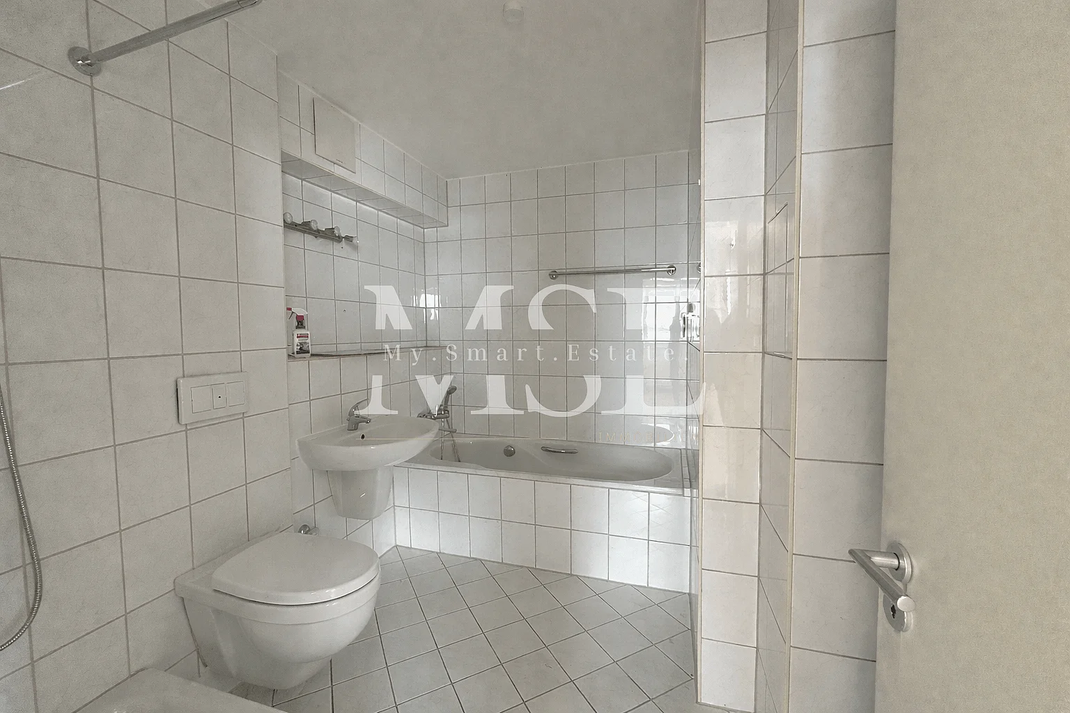 Bad mit Dusche und Wanne