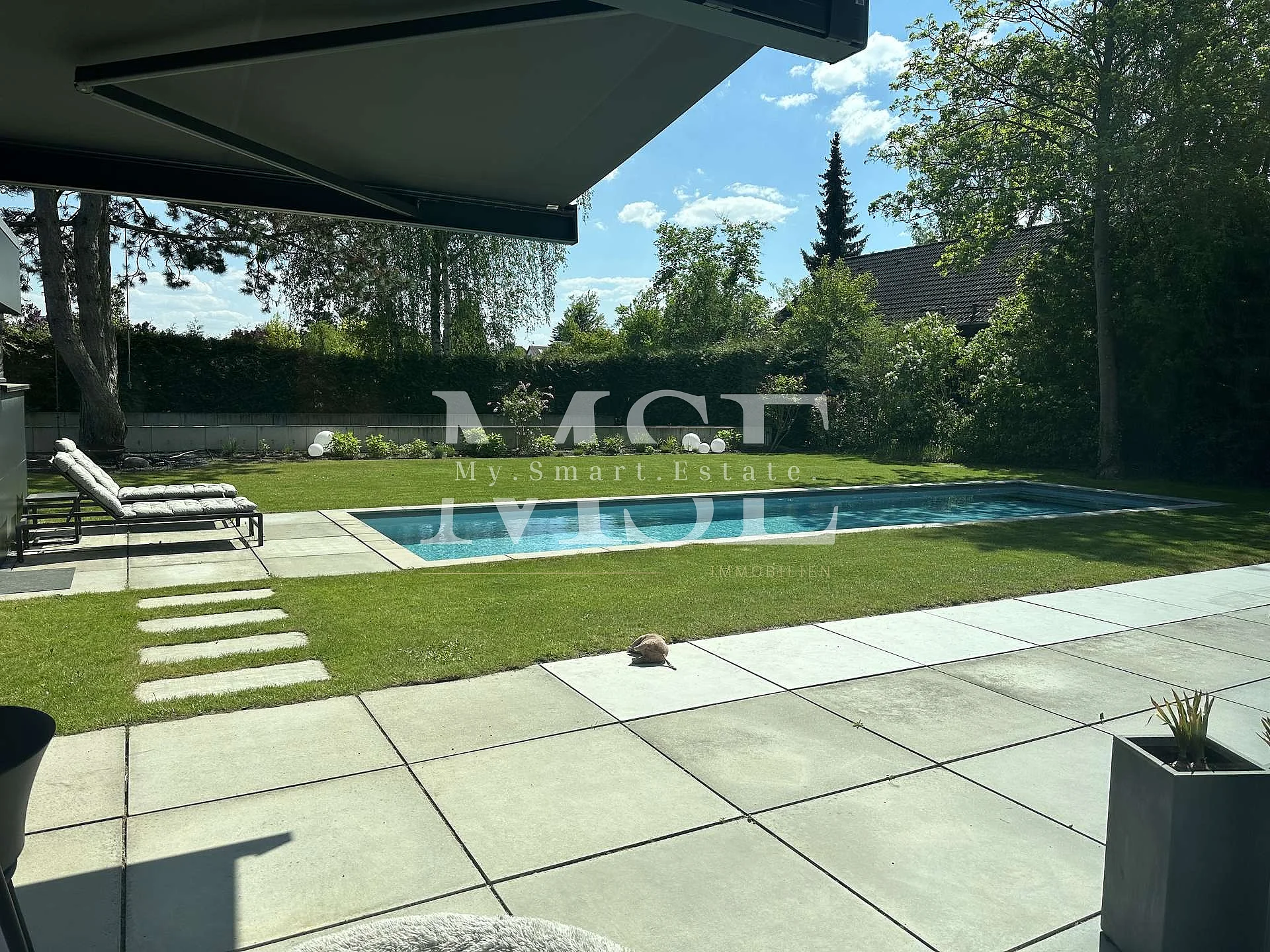 Terrasse mit Blick auf den Pool