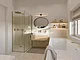 Badezimmer mit Badewanne und Dusche