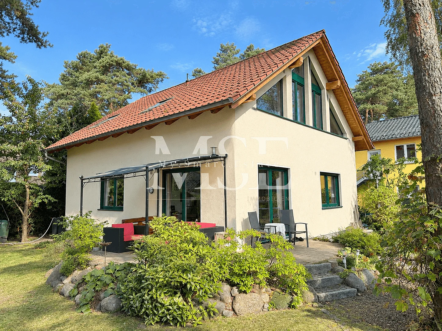 Haus Terrassenansicht