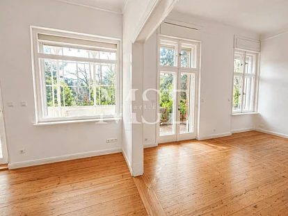 Wohnzimmer mit Zugang zum Wintergarten und Terrasse