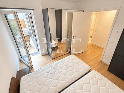 Helles Schlafzimmer mit Terrassenzugang